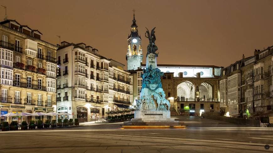 Lugar Plaza de la Virgen Blanca