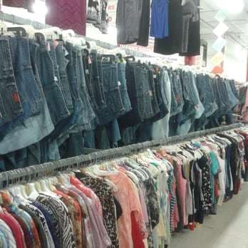 Lugar Village Discount Outlet Store 03