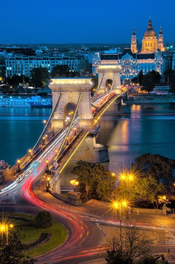 Place Chain Bridge