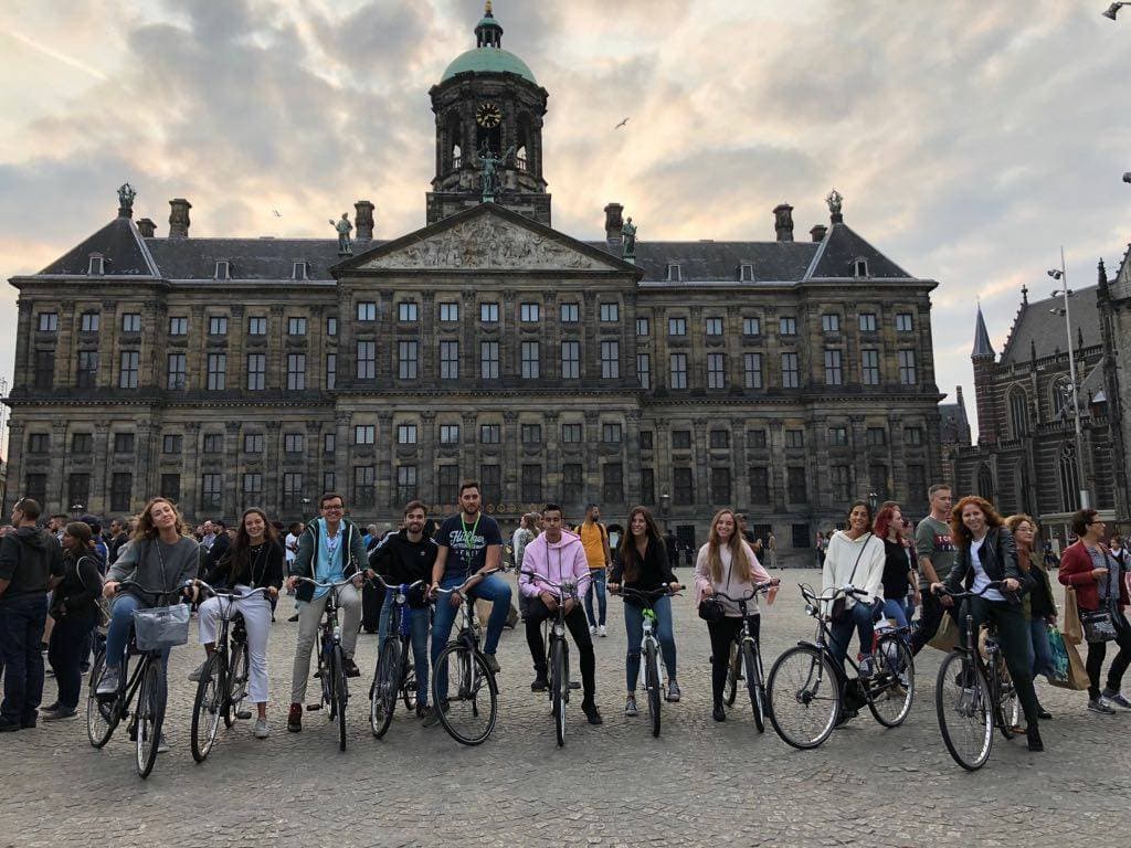 Lugar Dam Square