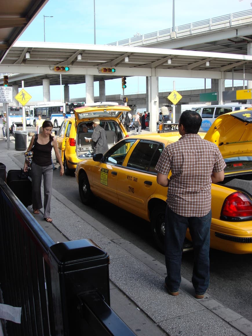 Lugar JFK Airport Central Taxi Hold