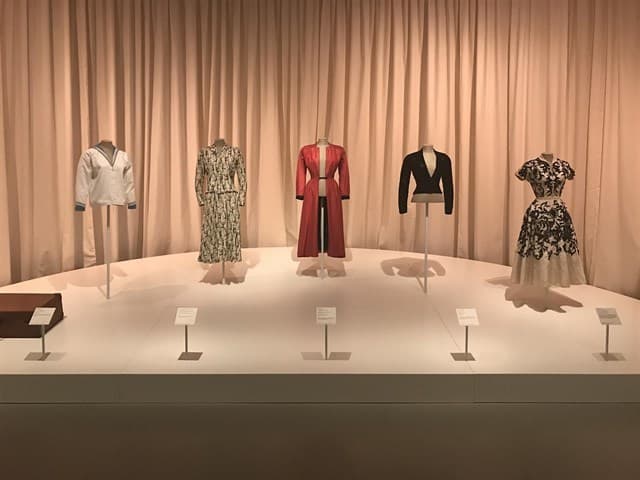 Fashion Gala Salvador Dalí. Una habitación propia en Púbol | Museu ...