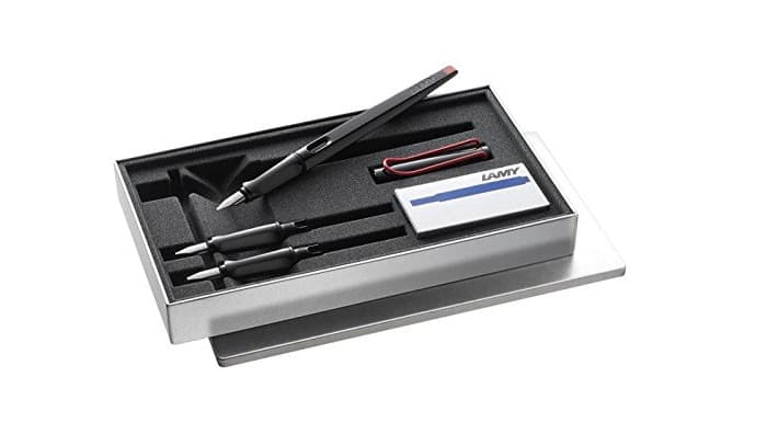 Product LAMY Joy calligraphie en noir avec des cartouches d'encre bleues et tres