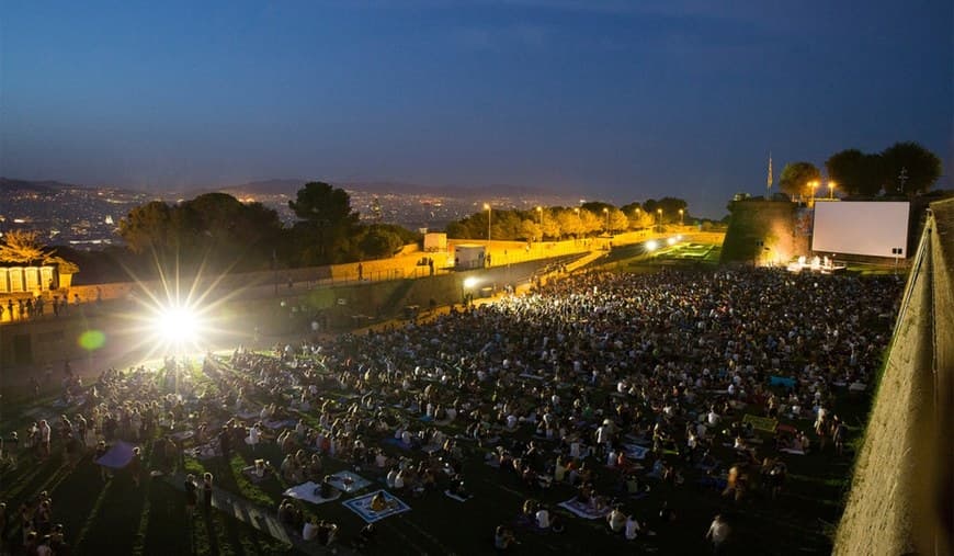 Fashion Cine al Aire Libre Bajo el Cielo de Barcelona