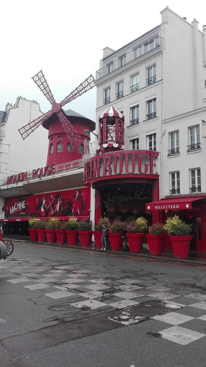 Place Moulin Rouge