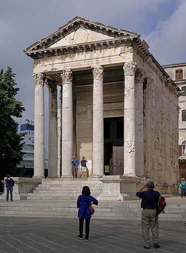 Lugar Augustus tempel