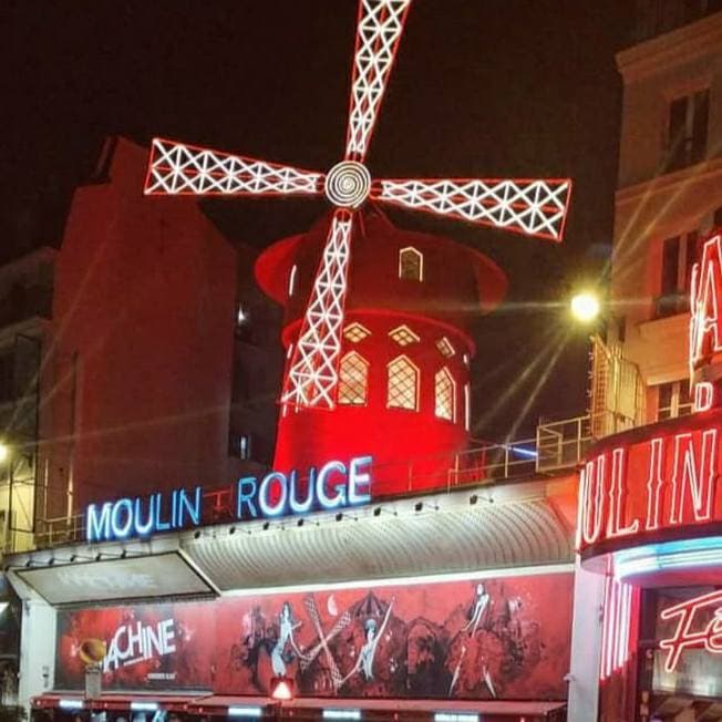 Place Moulin Rouge