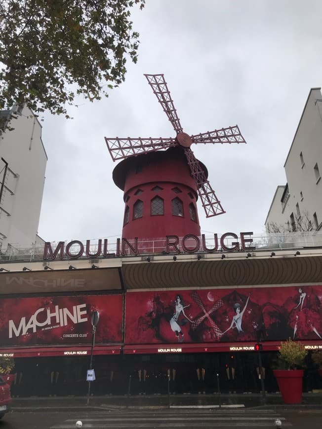 Place Moulin Rouge