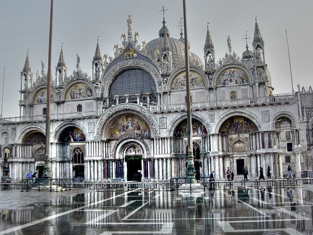 Place Basílica de San Marcos