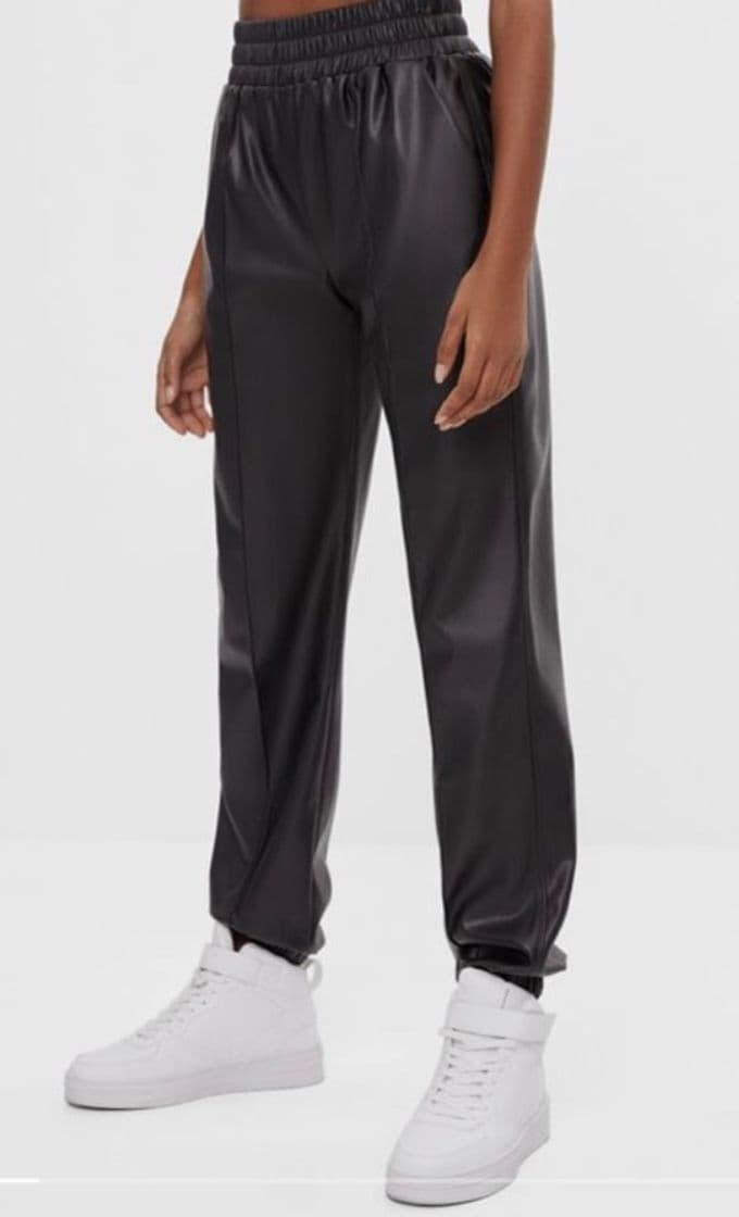 Moda Pantalón jogger efecto piel - Bershka