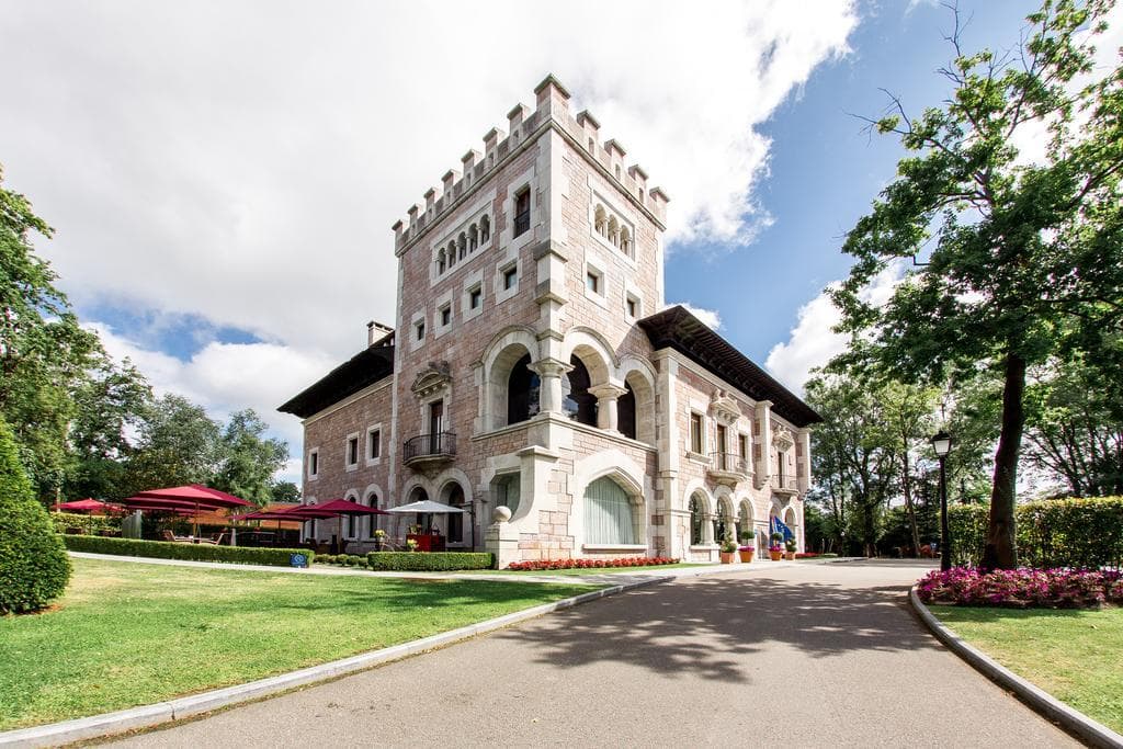 Lugar Hotel Castillo del Bosque La Zoreda