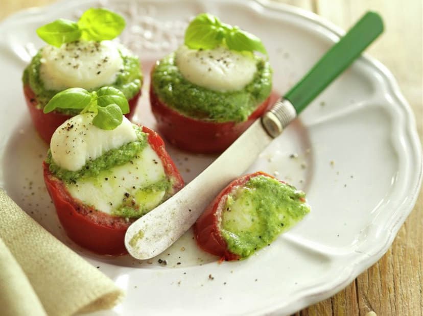 Moda Tomates rellenos de mozzarella y pesto 