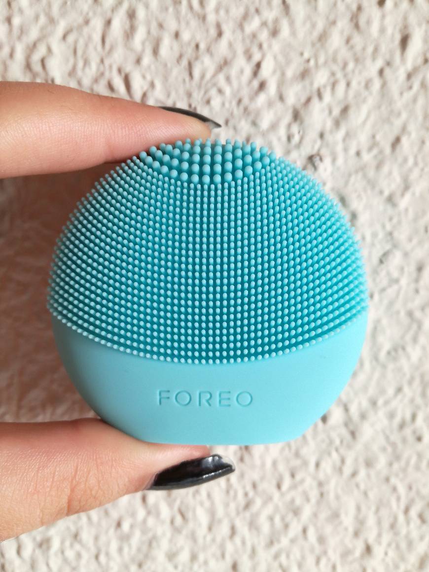 Belleza LUNA Play Plus de FOREO es el cepillo facial recargable de silicona