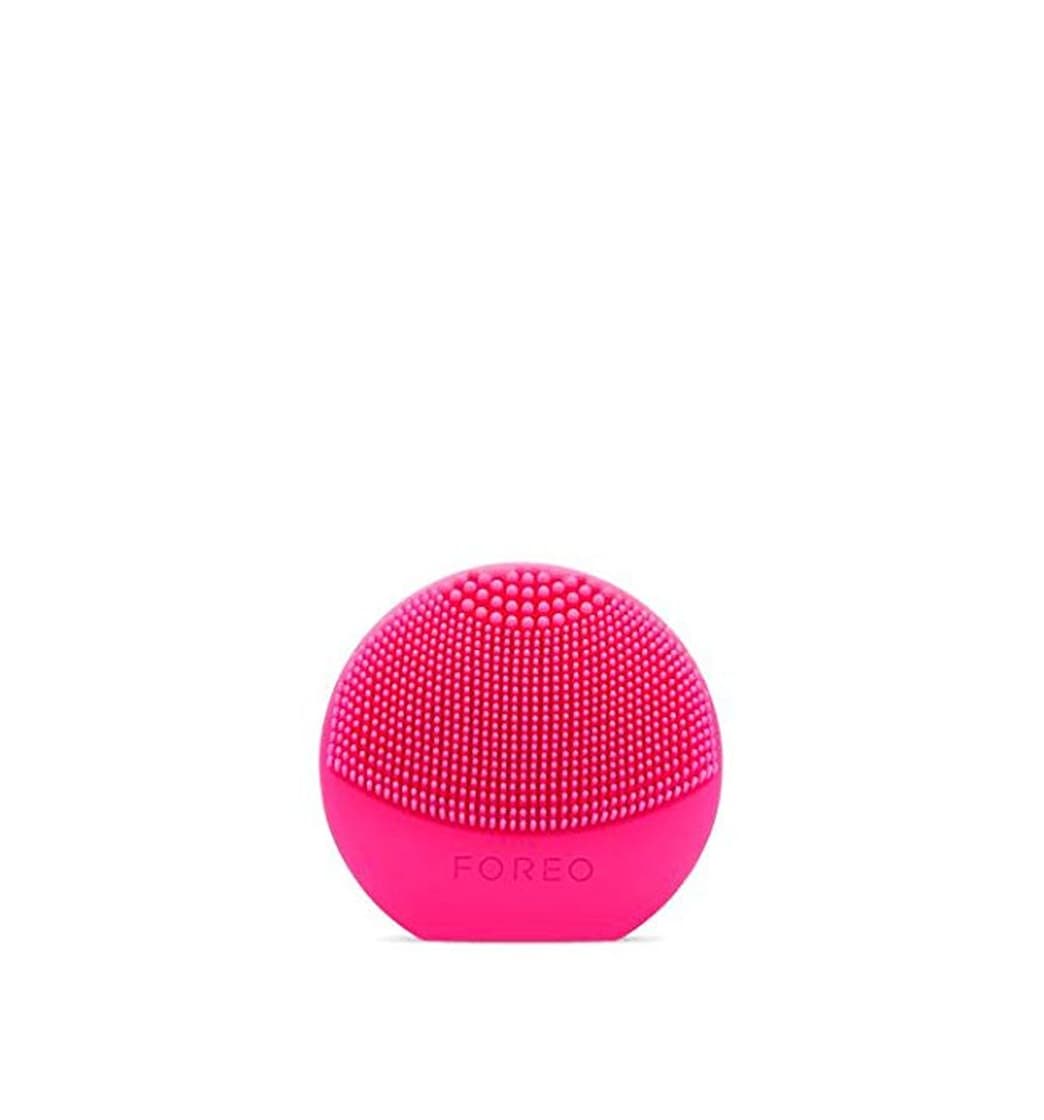 Beauty LUNA Play Plus de FOREO es el cepillo facial recargable de silicona, Fuchsia. Con pilas recambiables y resistente al agua