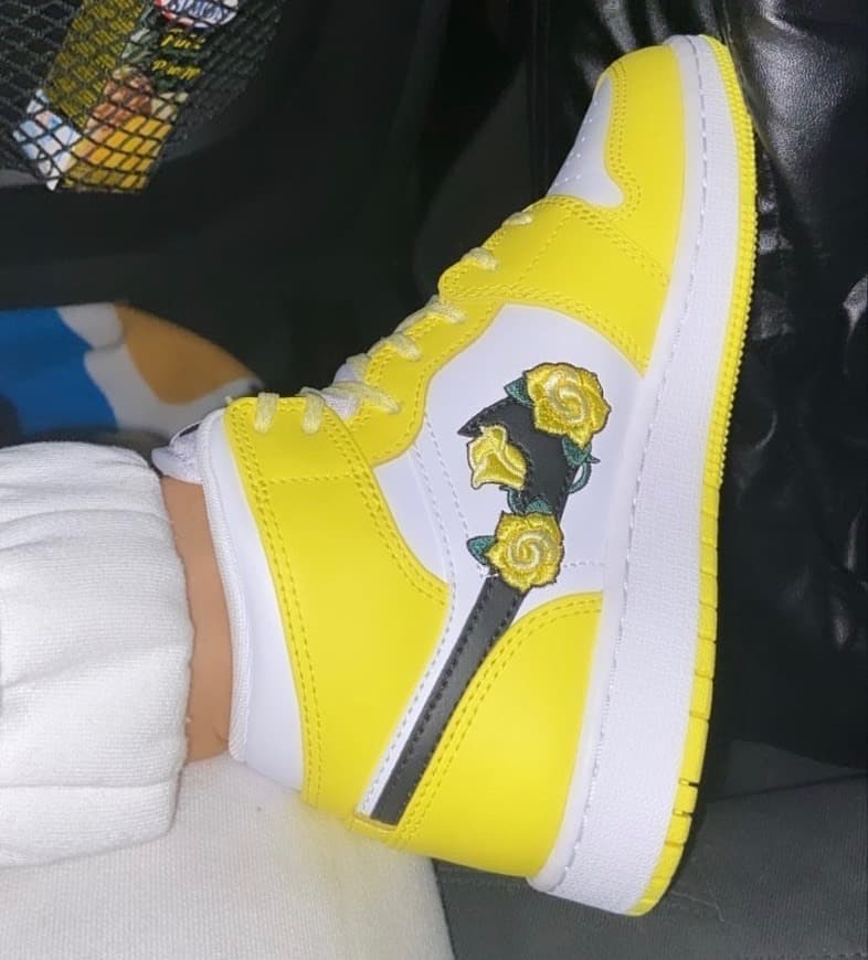 Moda Jordan 1 Mid Dynamic Yellow Floral 🌼