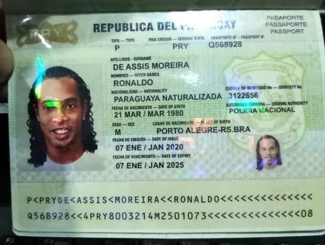 Moda Ronaldinho Gaúcho apanhado com documentos falsos. 