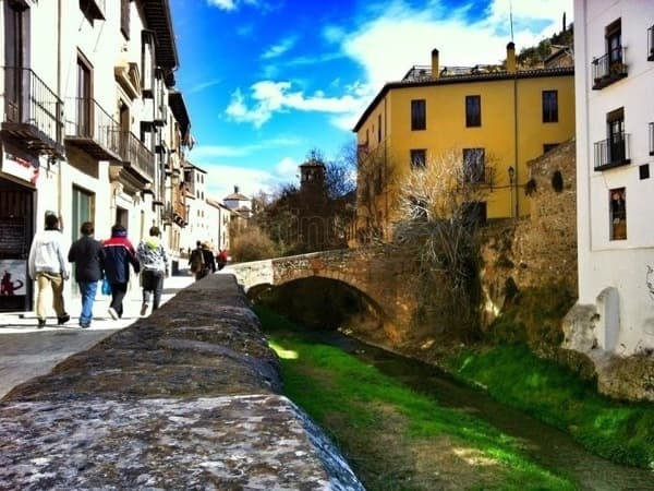 Moda Paseo de los Tristes de Granada y el Río Darro