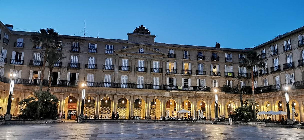 Moda Una tarde en la Plaza Nueva de Bilbao