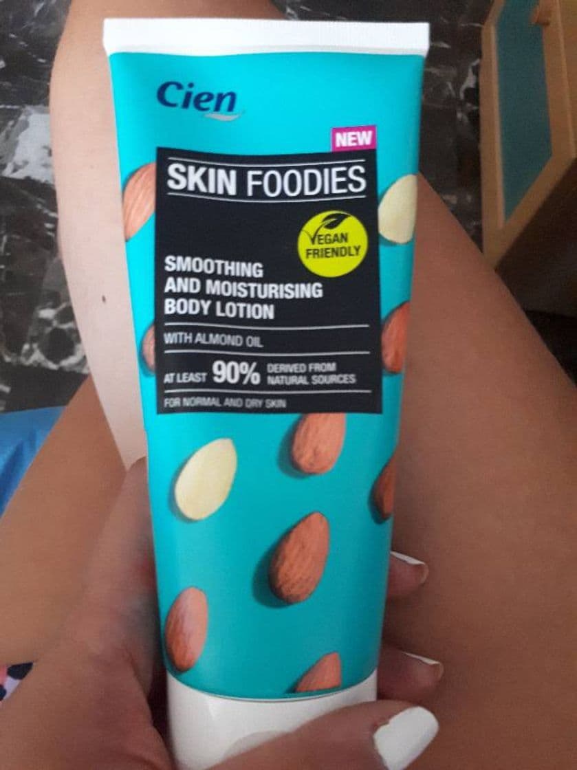 Product Skin Foodies Loción hidratante con aceite de almendras 