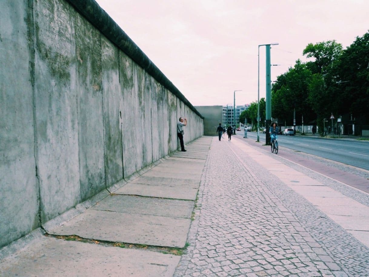 Place Berlin Wall