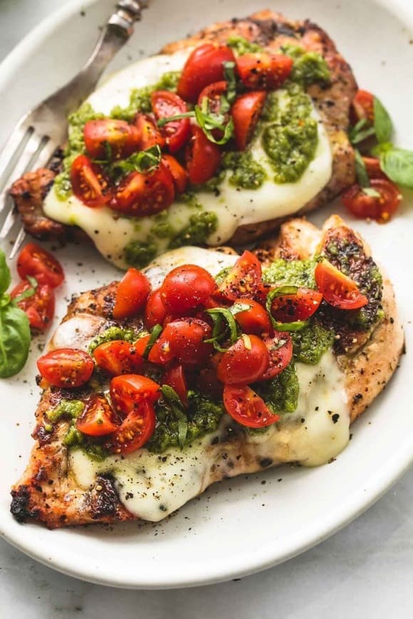 Fashion Bife de frango, queijo derretido, pesto e tomates cherry