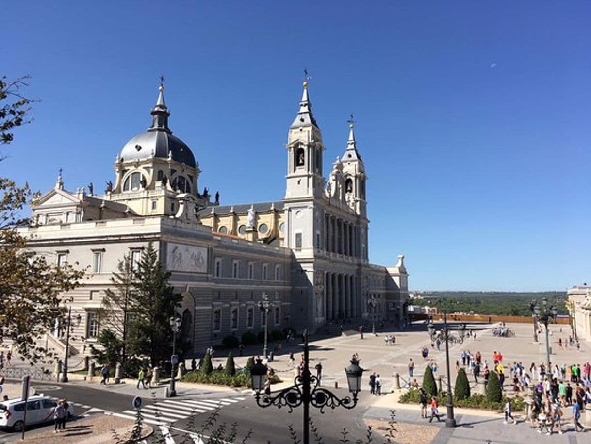 Lugar Almudena Cathedral