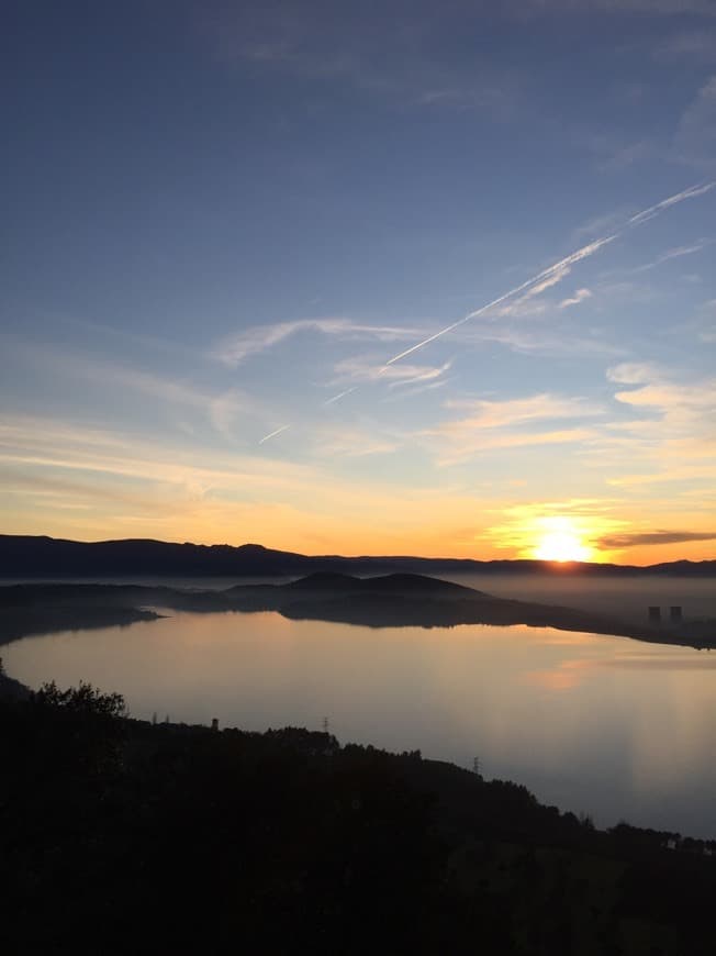 Place Embalse De Barcena