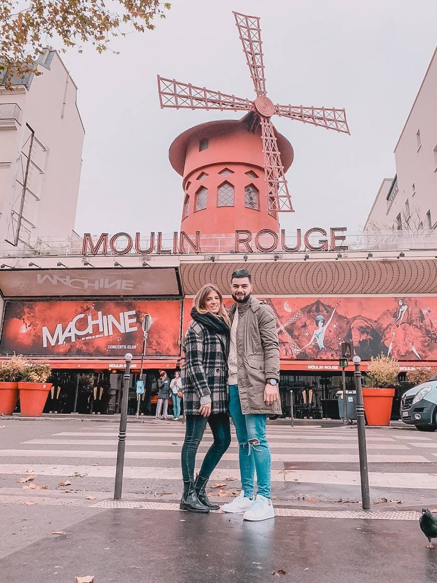 Place Moulin Rouge