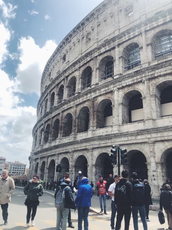 Lugar Coliseo de Roma