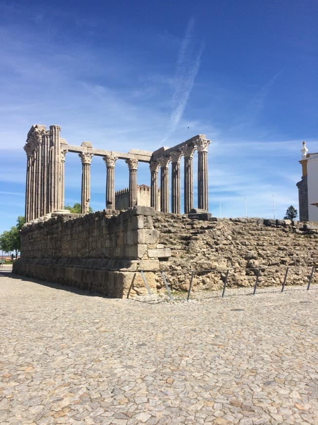 Place Templo romano de Évora