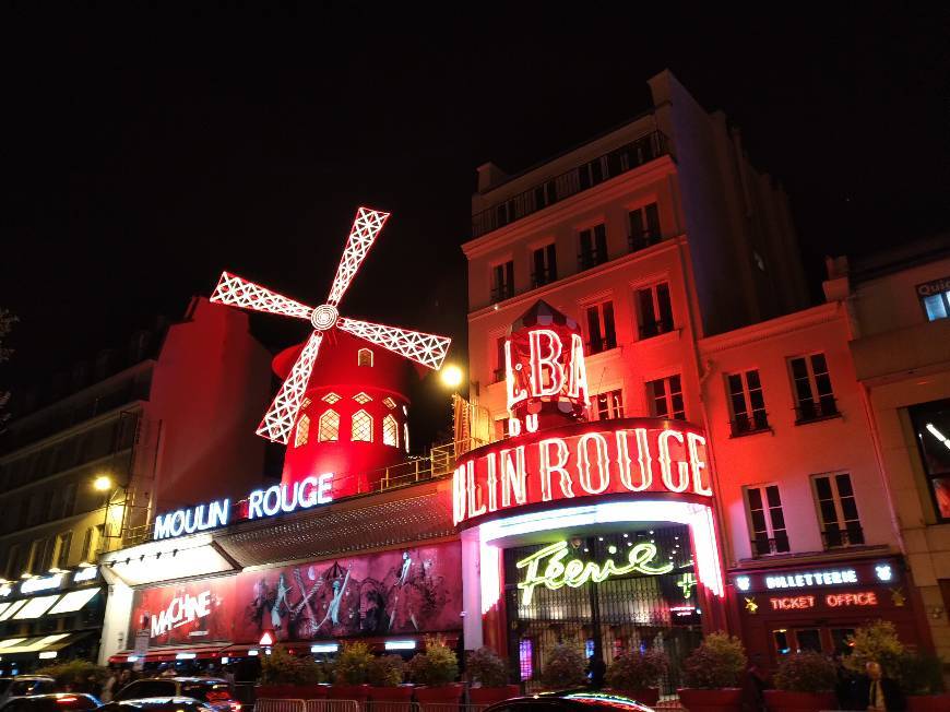 Place Moulin Rouge