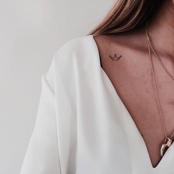 Fashion Tatuagem com o símbolo da coroa 