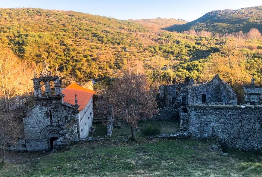 Lugar Mosteiro de Santa Maria das Júnias