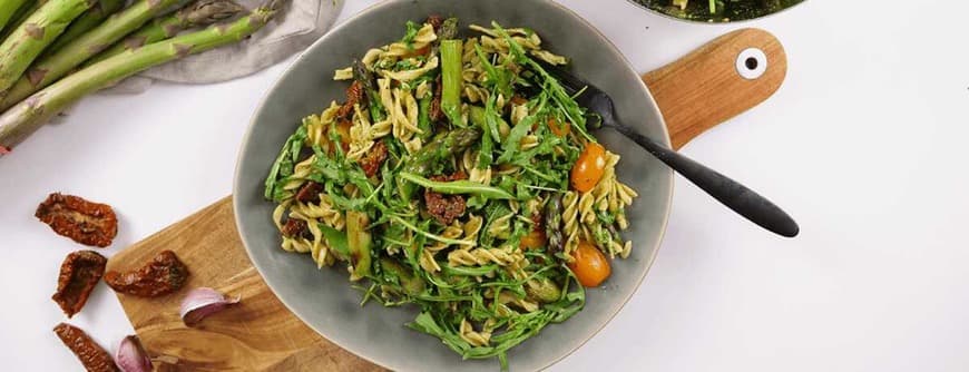 Moda Receta de ensalada de pasta con espárragos y pesto 