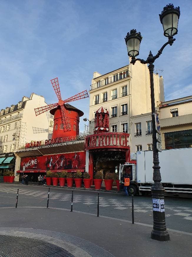 Place Moulin Rouge