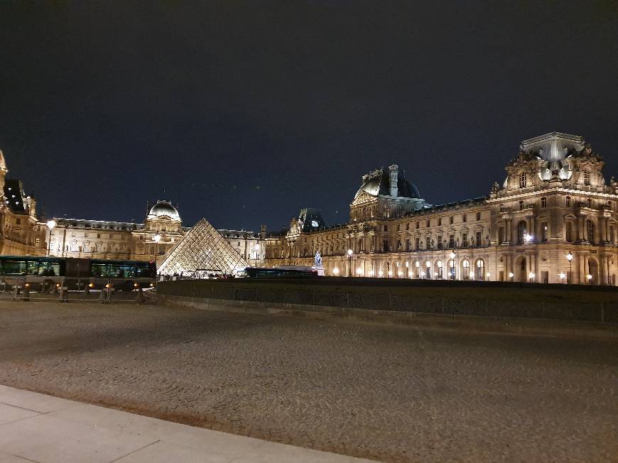 Place Museo del Louvre