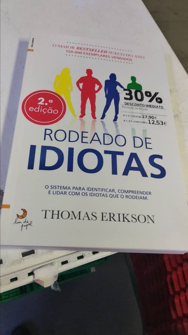 Libro Rodeado de idiotas