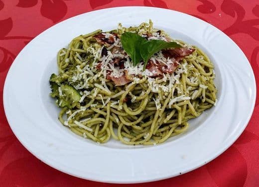 Moda Spaghetti com pesto de courgette e presunto crocante