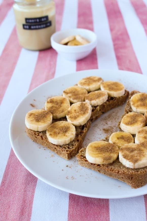 Moda Pão com manteiga de amendoim, banana e canela