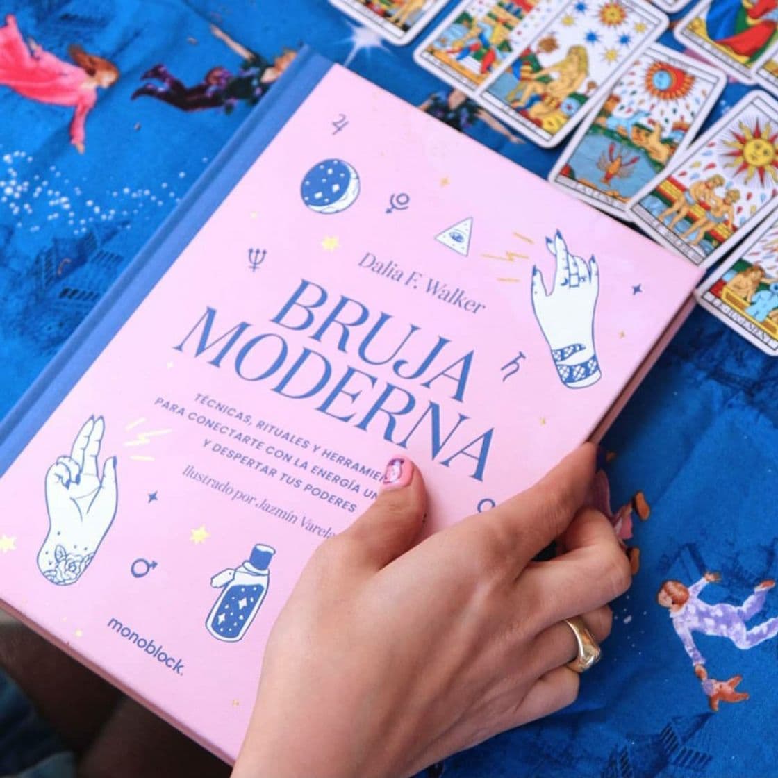 Libro Bruja moderna de Dalia Walker un libro de magia, tarot, astrologia y fe