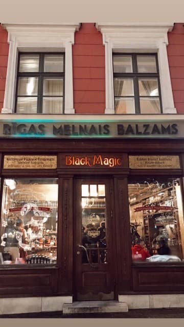 Place Melnais balodis, bārs