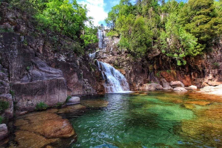 Lugar Cascata Fecha de Barjas (Tahiti)