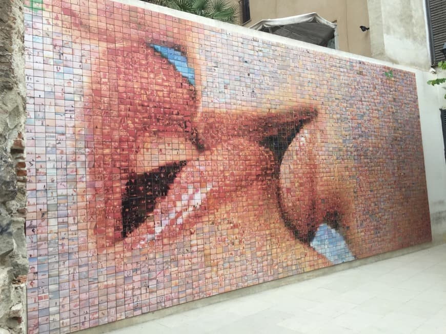 Place Mural De Beso