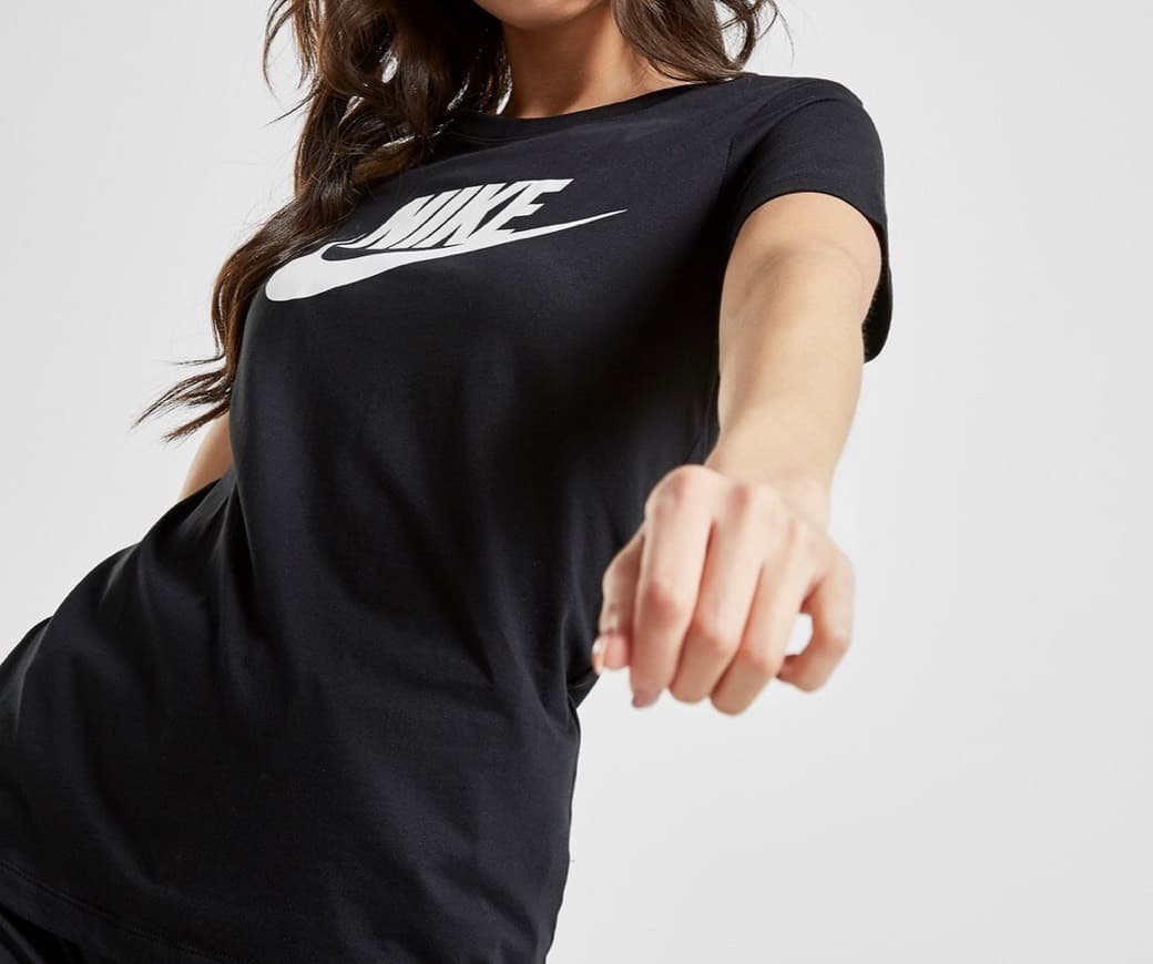 Product T-shirt Nike Essential preta 