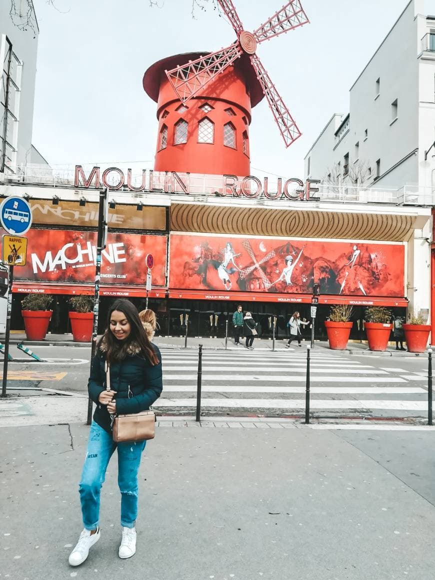 Place Moulin Rouge