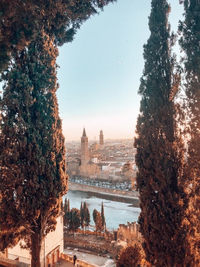 Lugar Piazzale Castel San Pietro