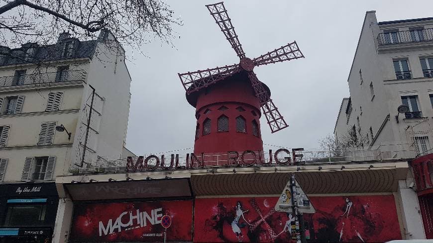 Place Moulin Rouge