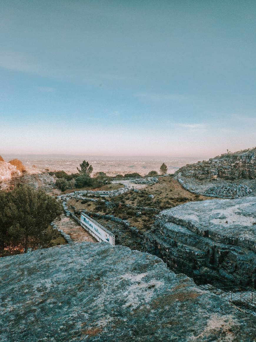 Lugar Natural Monument Dinosaurs Footprints of Serra de Aire