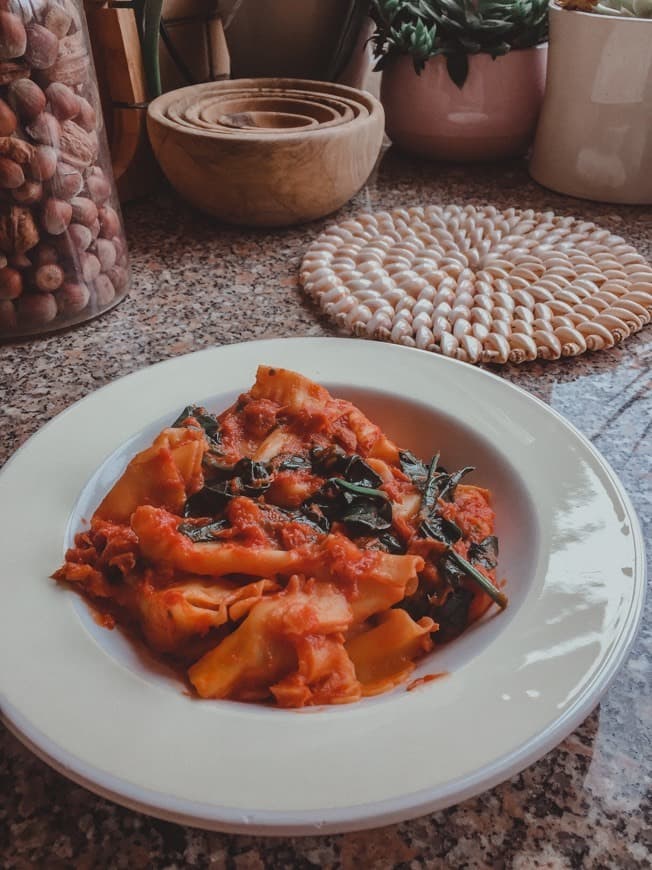 Moda raviolis com molho de tomate