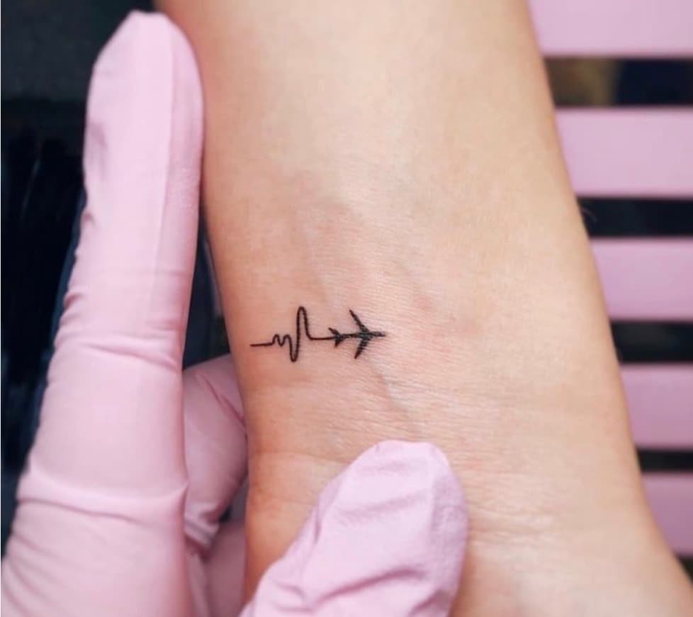 Fashion Tatuagem de um avião com ritmo cardíaco 